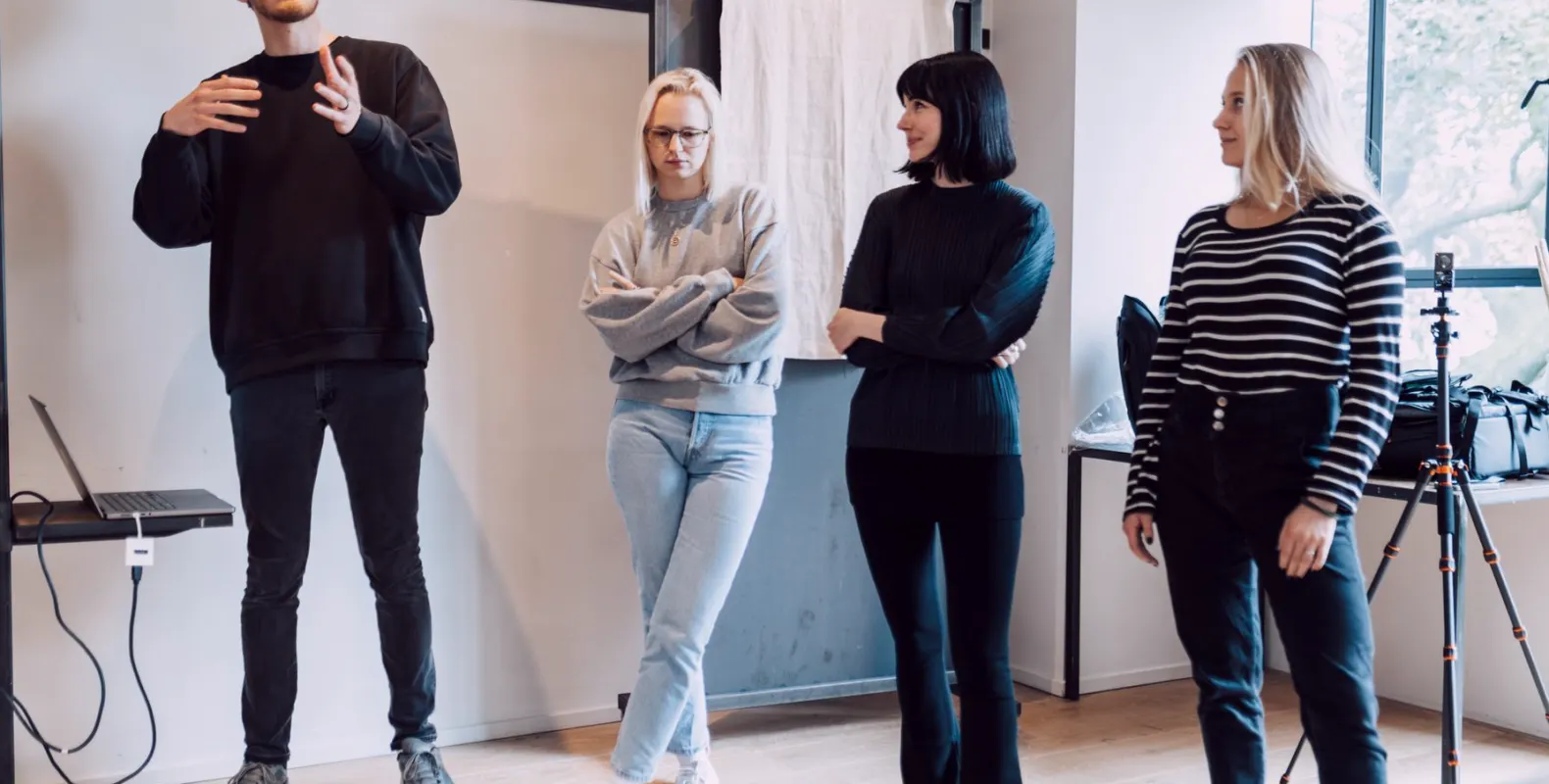 Åpne rolig eller gå rett på sak: to måter å starte en panelsamtale