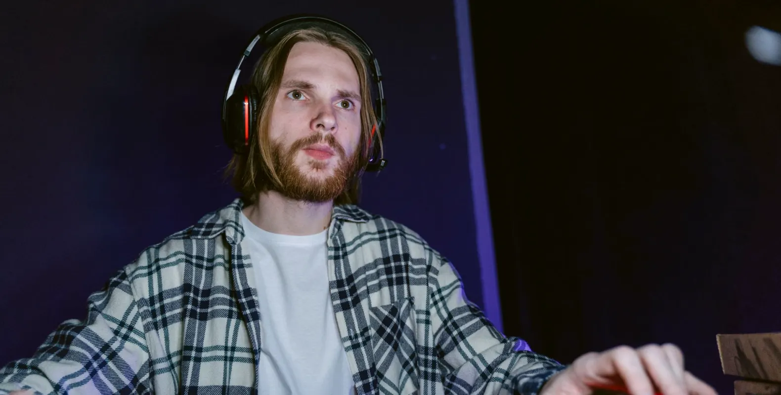 Hva betyr «cue» i studio, og hvorfor må alle bruke det likt?